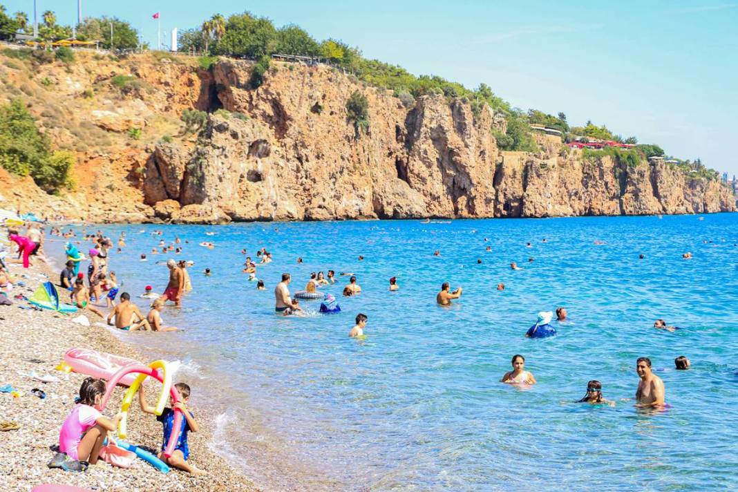 Denize giren terleyerek çıkıyor! O ilde deniz suyu 28 dereceye kadar çıktı, yerli ve yabancı turistler oraya akın ediyor 13